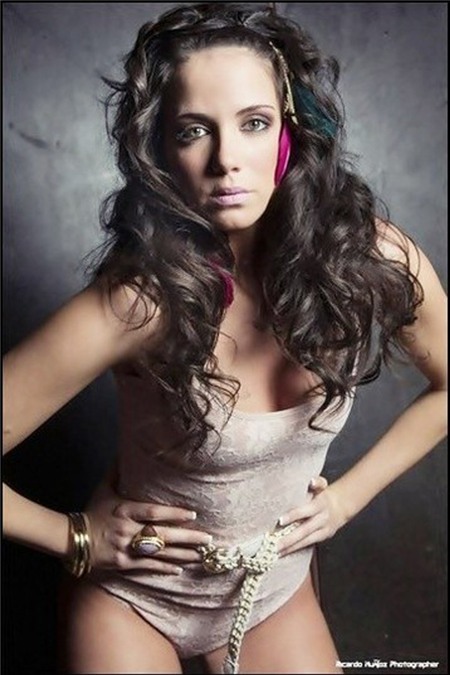 Sao trẻ Barca dụ gái ngực trần tắm biển