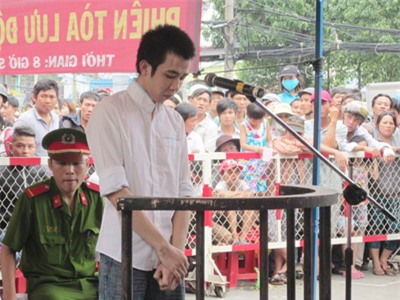 Bị cáo Nguyễn Nhật Anh trước vành móng ngựa.