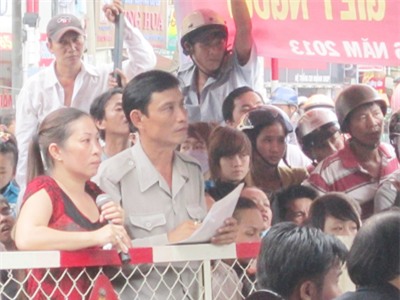 Cha mẹ nạn nhân trình bày sự bức xúc của mình.