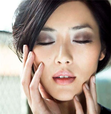 Cách trang điểm hợp mắt người châu Á, Làm đẹp, trang diem, trang diem mat, danh bong mat, make up, highlight, mascara, cach chai mascara, kieu trang diem mat, trang diem mat chau A, vien mat nuoc, ke mat nuoc