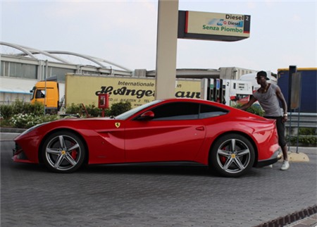  Ferrari F12 Berlinetta ra mắt tại triển lãm Geneva Motor Show hồi tháng 3/2012.