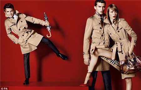 Romeo Beckham trong quảng BST Xuân hè 2013 của Burberry.