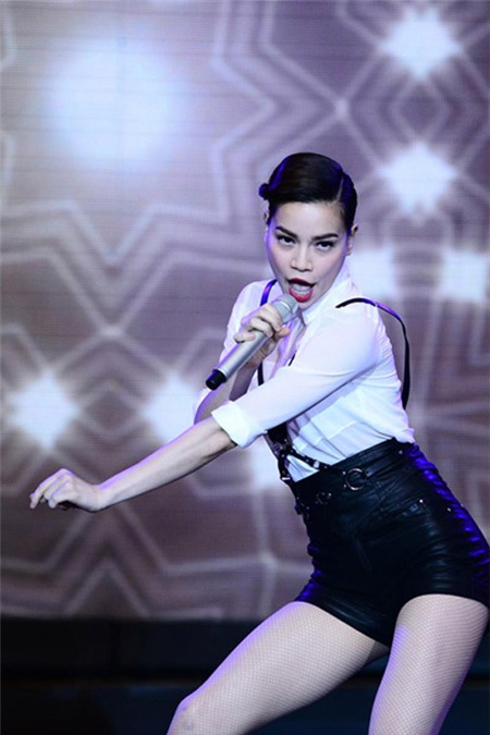 Bỏng mắt vì quần chẽn ngắn của Hà Hồ, Thời trang, Ho Ngoc Ha, quan chen, quan ngan, quan short, ca si Ho Ngoc Ha, Ha Ho, thoi trang, thoi trang tre, phong cach thoi trang, khoe chan, quan tat, quan tat hoa tiet, mot sieu ngan