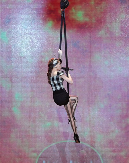 Bỏng mắt vì quần chẽn ngắn của Hà Hồ, Thời trang, Ho Ngoc Ha, quan chen, quan ngan, quan short, ca si Ho Ngoc Ha, Ha Ho, thoi trang, thoi trang tre, phong cach thoi trang, khoe chan, quan tat, quan tat hoa tiet, mot sieu ngan