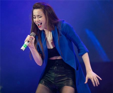 Bỏng mắt vì quần chẽn ngắn của Hà Hồ, Thời trang, Ho Ngoc Ha, quan chen, quan ngan, quan short, ca si Ho Ngoc Ha, Ha Ho, thoi trang, thoi trang tre, phong cach thoi trang, khoe chan, quan tat, quan tat hoa tiet, mot sieu ngan