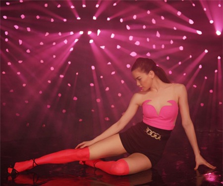 Bỏng mắt vì quần chẽn ngắn của Hà Hồ, Thời trang, Ho Ngoc Ha, quan chen, quan ngan, quan short, ca si Ho Ngoc Ha, Ha Ho, thoi trang, thoi trang tre, phong cach thoi trang, khoe chan, quan tat, quan tat hoa tiet, mot sieu ngan