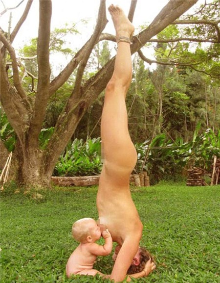 Bà mẹ khỏa thân 'trồng cây chuối' cho con bú | Chuyện lạ 4 phương,Chuyện lạ thế giới,Phi thường,Chuyện lạ có thật,Chuyện lạ khó tin