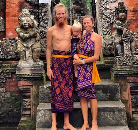 Bà mẹ khỏa thân 'trồng cây chuối' cho con bú | Chuyện lạ 4 phương,Chuyện lạ thế giới,Phi thường,Chuyện lạ có thật,Chuyện lạ khó tin