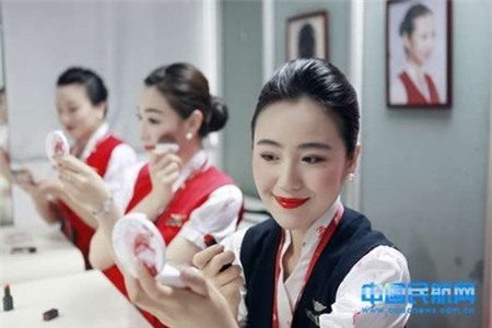 Nữ tiếp viên trang điểm lòe loẹt, hành khách phát hoảng