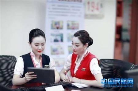 Nữ tiếp viên trang điểm lòe loẹt, hành khách phát hoảng
