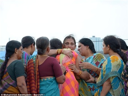 Ngồi lên vai bố chụp ảnh, bé gái 18 tháng tuổi rơi xuống sông chết đuối 5