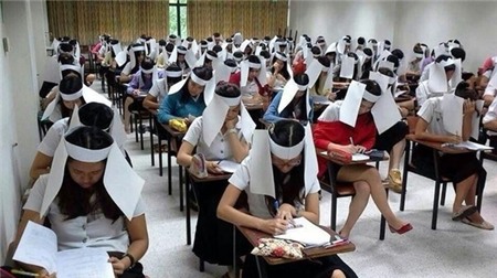 Cười té ghế trước hình ảnh sinh viên đội mũ công chúa bằng giấy trong kỳ thi 1
