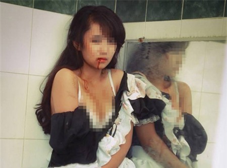 ...Lại có thể hóa thân vào bộ cosplay đậm chất bạo lực và không phù hợp với tuổi học trò thế này.