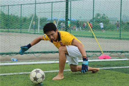 Vũ Xuân Tiến tỏ ra thích thú khi cản phá được một cú sút.