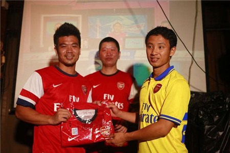 Vũ Xuân Tiến tự tin trước khá đông CĐV Arsenal. Ở buổi giao lưu,