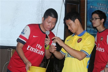 Vũ Xuân Tiến công bố kết quả của trò chơi ở buổi giao lưu. Đây là một trong những phần thú vị nhất trong buổi gặp gỡ giữa