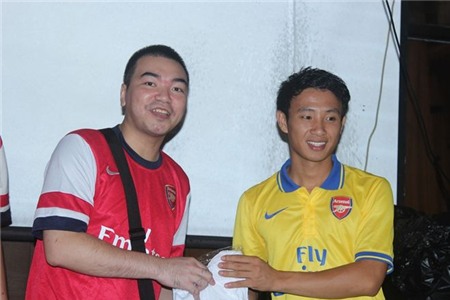 Một CĐV Arsenal trong buổi giao lưu may mắn nhận quà từ Running Man.