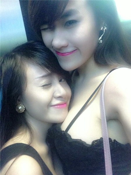 Lê Thị Huyền Anh (Bà Tưng) chụp ảnh cùng người quản lý của mình