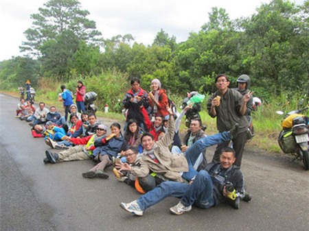 Nhiều đoàn phượt đi đông người bất chấp luật giao thông khi chụp ảnh giữa đường