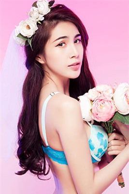 Thủy Tiên liên tục cập nhật hình ảnh của mình trên trang cá nhân