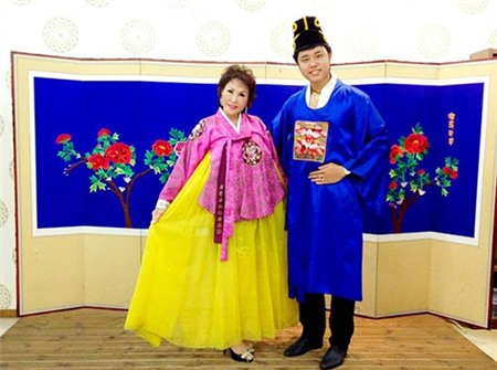 Vũ Hoàng Việt và bồ già xúng xính áo hanbok - 1