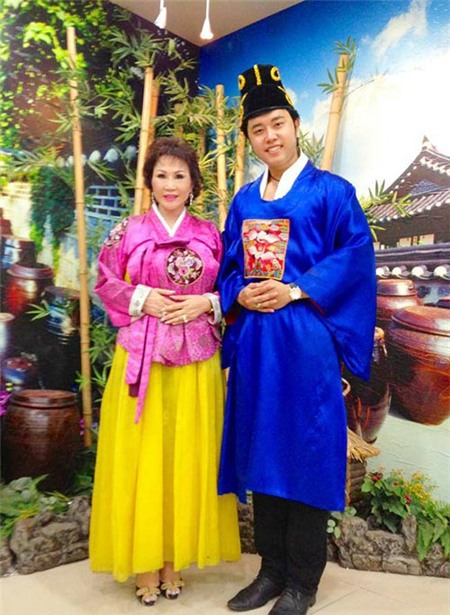 Vũ Hoàng Việt và bồ già xúng xính áo hanbok - 2