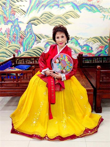 Vũ Hoàng Việt và bồ già xúng xính áo hanbok - 3