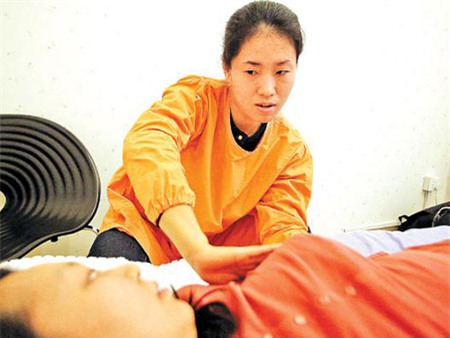 Chuyên viên giúp “vắt sữa”