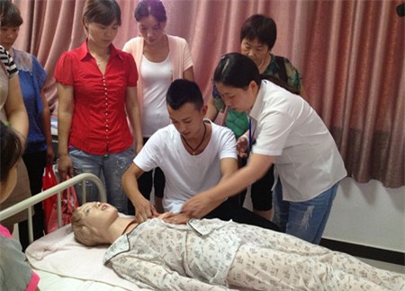 Nam chuyên viên Jang Jun thực tập mát-xa ngực