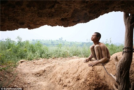 Chàng trai Cheng Xiangtao sống một mình trong hang, trong tình cảnh không mảnh vải che thân