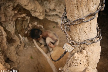 Ông Cheng mang nước và thức ăn tới cho cậu 3 ngày/ lần. Đó cũng là cách tiếp xúc với thế giới bên ngoài duy nhất của chàng trai tội nghiệp này