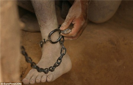 Ông Cheng nói rằng, xích cậu lại là cách duy nhất bảo vệ cậu không bị thương khi ông không có mặt ở đó.