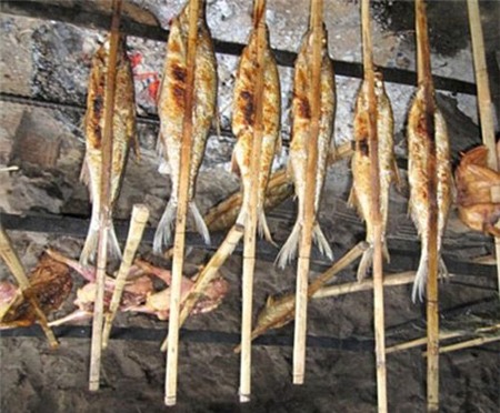 Món cá nướng ở Hòa Bình còn thêm công đoạn đồ, nên hương vị rất đặc biệt..
