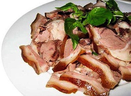 Thịt lợn thui rồi mới luộc để được lâu, thịt lại ngọt và thơm hơn hẳn bình thường..