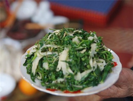 Từ rau rừng đủ loại, người Hòa Bình tạo nên món chứa đựng đủ hương vị đắng, cay, ngọt, bùi….
