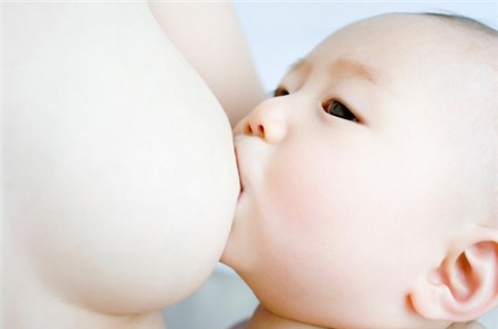 Ôm bé sau sinh - việc nhỏ, lợi ích lớn! - 2