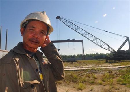 Xưởng cơ khí bị bỏ hoang từ lâu, Công ty đóng tàu dầu khí Dung Quất vẫn phải chi 4 triệu đồng mỗi tháng để thuê hai bảo vệ thay phiên nhau ngày đêm túc trực canh giữ.