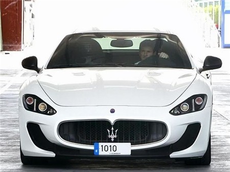 Hình ảnh Lionel Messi lái chiếc Maserati GranTurismo MC Stradale. Tiền đạo Barca thể hiện sự chịu chơi bằng việc lắp chiếc biển số 1010, giống số áo ở Barca