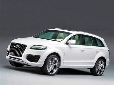 Audi Q7 được giới thiệu vào năm 2005 tại Frankfurt Motor Show. Ở La Liga, các cầu thủ Real Madrid và Barcelona được hãng Audi tặng xế hộp đắt tiền mỗi khi có sự kiện ra mắt sản phẩm mới, Lionel Messi cũng là một trong số đó