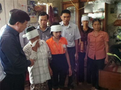 Bộ trưởng Trịnh Đình Dũng thăm hỏi gia đình công nhân bị nạn.