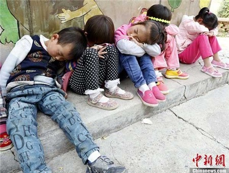 Xót xa cảnh 50 học sinh mẫu giáo ngủ vạ vật ngoài sân trường 6