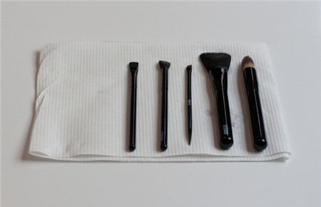 Hướng dẫn làm sạch cọ trang điểm nhanh gọn và đúng cách 7