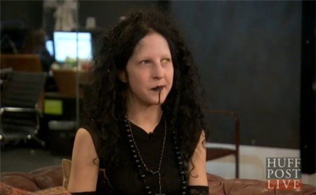 Cô nàng thích trang điểm theo phong cách kinh dị 1