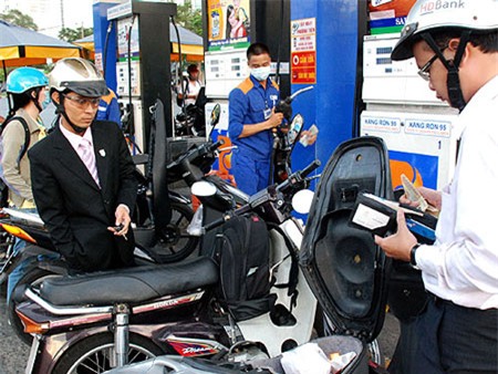 Sau mỗi đợt giá xăng dầu tăng, các mặt hàng té nước theo mưa (Ảnh minh họa).