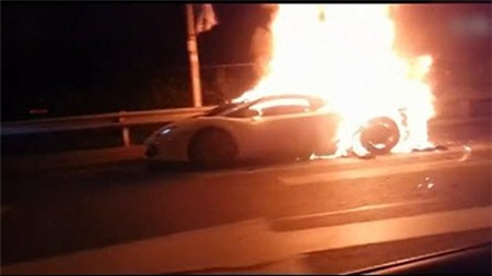 Clip siêu xe Lamborghini phát nổ, bốc cháy dữ dội