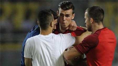 Các CĐV lao vào sân để được chạm vào Gareth Bale