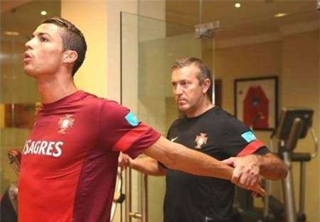 Trong số các ngôi sao của Real, CR7 là cầu thủ tích cực tập luyện nhất. Ronaldo từng khiến đồng đội phải đi tìm khi chui vào phòng xem ti vi và tập cơ bụng một mình.