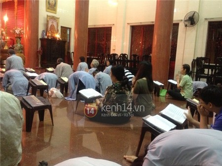 Mẹ, em gái lên chùa tụng kinh 49 ngày mất Wanbi Tuấn Anh | Wanbi Tuấn Anh,Wanbi Tuấn Anh 49 ngày,Wanbi Tuấn Anh qua đời,Mẹ,em gái lên chùa tụng kinh 49 ngày mất Wanbi Tuấn Anh