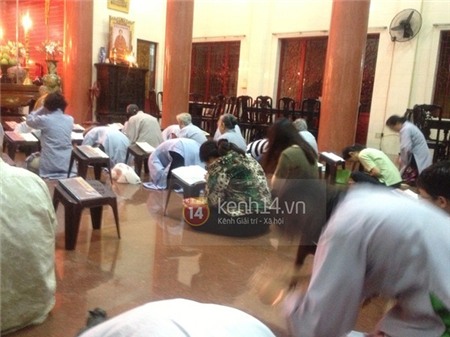 Mẹ, em gái lên chùa tụng kinh 49 ngày mất Wanbi Tuấn Anh | Wanbi Tuấn Anh,Wanbi Tuấn Anh 49 ngày,Wanbi Tuấn Anh qua đời,Mẹ,em gái lên chùa tụng kinh 49 ngày mất Wanbi Tuấn Anh