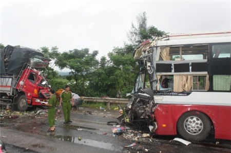 tai nạn kinh hoàng, hoảng loạn, 6 người, gia đình, thoát chết, xe khách, Nghệ An